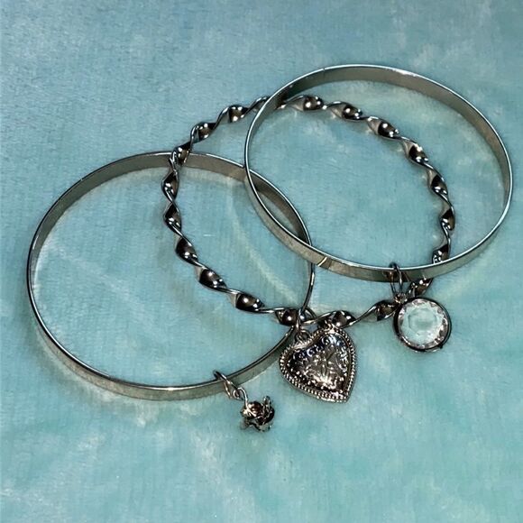 Bundle of Vintage set of 3 bangle charm bracelets - Picture 1 of 6